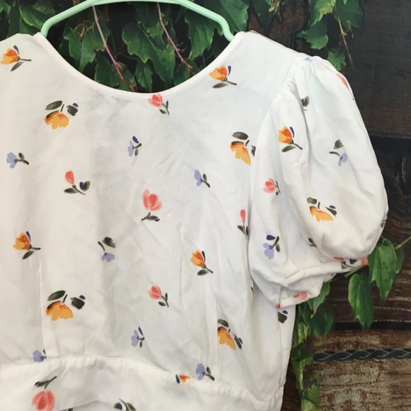 Forever 21 Tops - 💐White Floral Crop Top, Puff Sleeve, Cottagecore